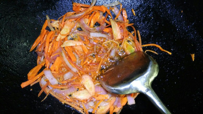 照烧鸭胸,煎好的鸭胸肉装盘,从鸭肉面往鸭皮方向切,不切断,保持连皮的状态。锅内无需放油,直接放入胡萝卜丝和洋葱丝,用刚才煎鸭胸肉剩下的油大火稍微爆炒几下