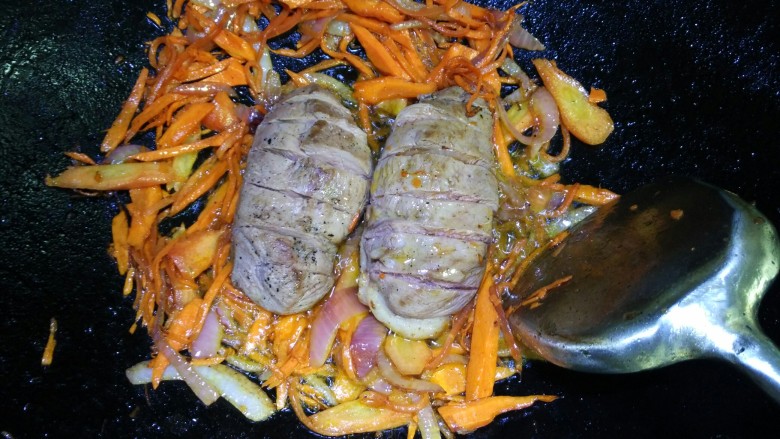 照烧鸭胸,放入鸭胸肉和烧汁,转小火煮至入味(注意翻面)
