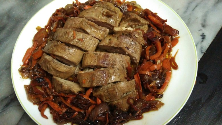照烧鸭胸,大火收汁,装盘重新切件,上菜。