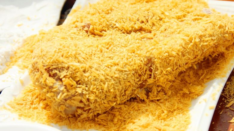 芝士爆浆鸡排,8、 鸡胸肉在蛋液里滚一下,粘上干淀粉,再在蛋液里滚一下,沾满面包糠。