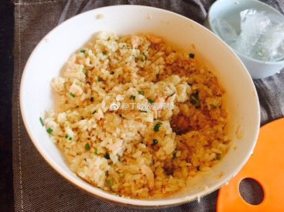 金枪藜麦饭团,入味后将拌匀的金枪鱼倒入藜麦饭中,继续拌匀后放入磨具,最后将把<a style='color:red;display:inline-block;' href='/shicai/ 279'>海苔</a>片贴上去就好