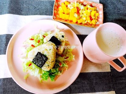 金枪藜麦饭团,加杯牛奶,早餐美美哒!
