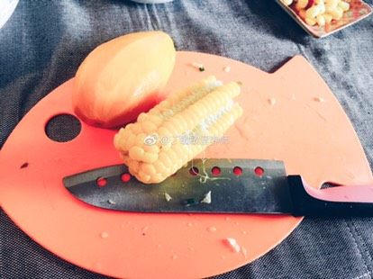 金枪藜麦饭团,煮好的玉米晾凉掰成粒,芒果切丁备用,做沙拉