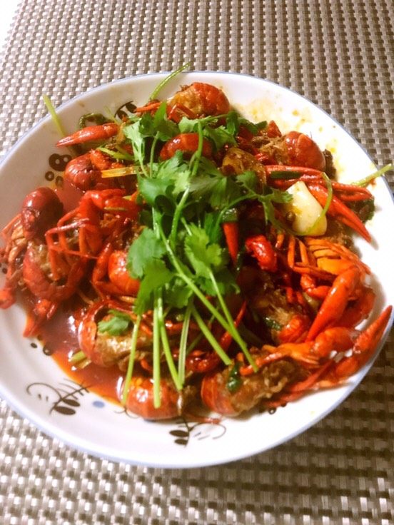 香辣龙虾,盛盘 把留下来的香菜叶撒到龙虾上 完工!