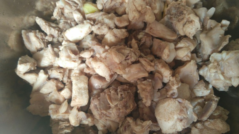 干煸兔丁,用温水冲掉兔肉上遗留的泡沫,沥干水。