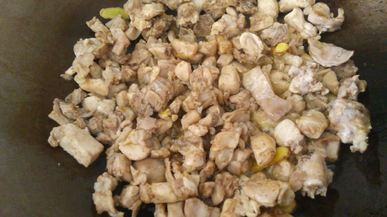 干煸兔丁,热锅倒入适量的菜籽油,油八分熟下兔肉,翻炒。