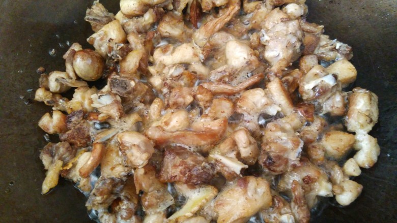 干煸兔丁,炒到兔肉的水分全干,煸出来的兔肉能看出骨肉分离,兔肉金黄色。