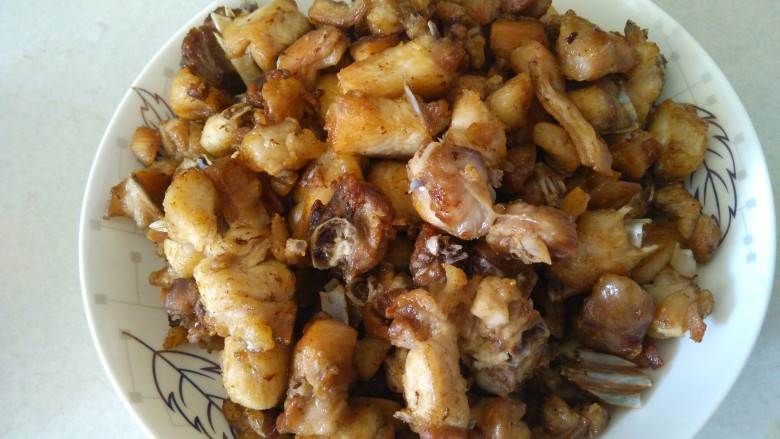 干煸兔丁,舀出兔肉备用,锅里留底油。