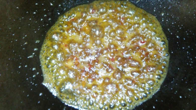 干煸兔丁,小火🔥加一大勺郫县豆瓣酱(我用的是自己做的豆瓣酱,颜色稍微浅一些)炒香。