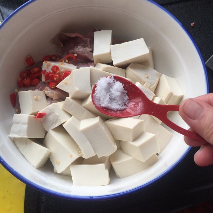 舌尖豆腐,加入少许盐