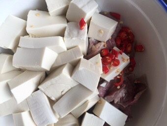 舌尖豆腐,切小圈放入碗中