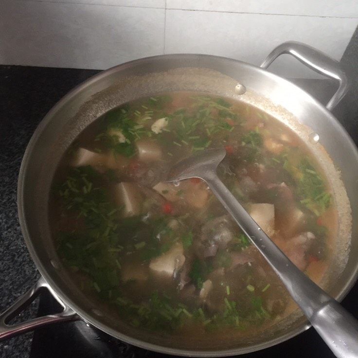 舌尖豆腐,食材沸后再煮二分钟,加入香菜
