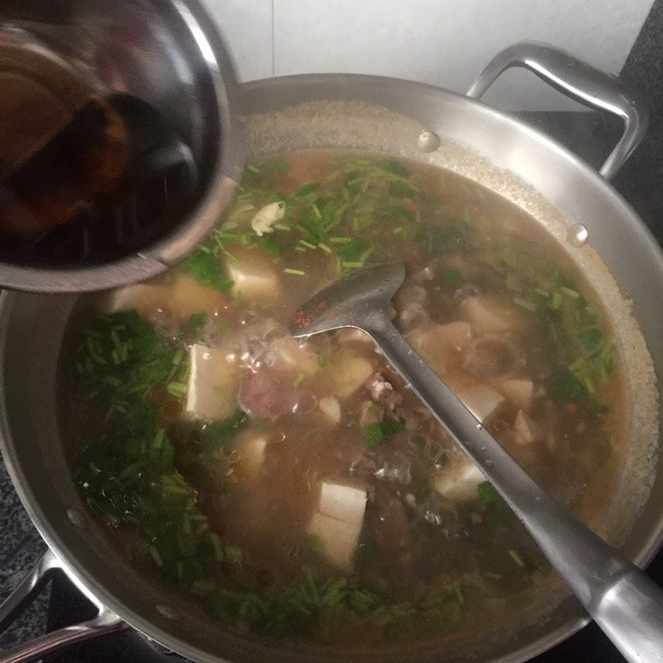 舌尖豆腐,倒入熟油