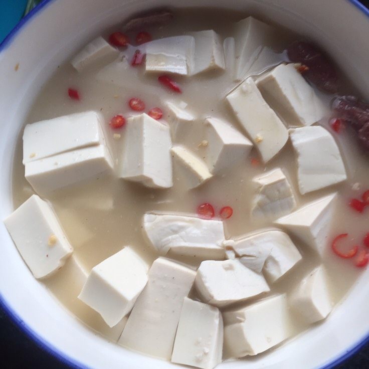 舌尖豆腐,加入冷水,轻轻拌匀,以化开地瓜粉为准