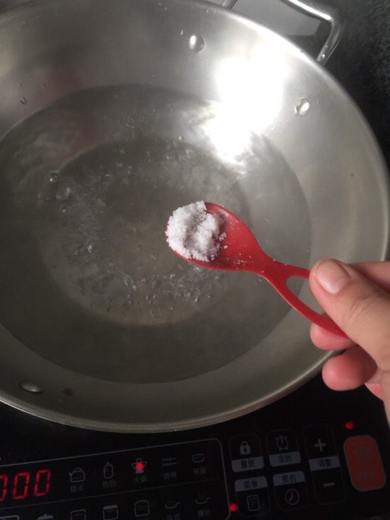 舌尖豆腐,冷水烧开加入少许盐