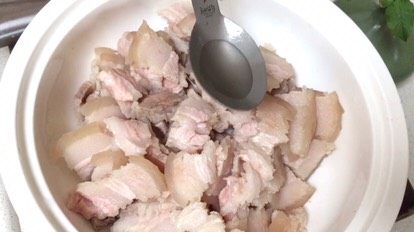 盐煎肉·经典,切片放盐水或盐(比平时做菜多一点)