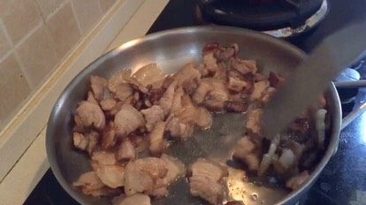 盐煎肉·经典,煎的时间会比较长一点,需要耐心