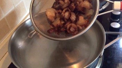 盐煎肉·经典,把油滤干再倒回热锅里,不用开火