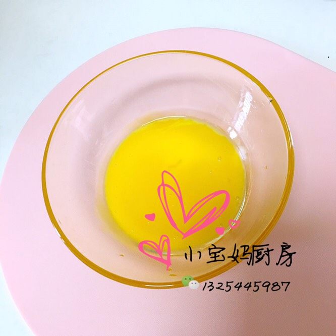 虾皮粉炖蛋,蛋黄打散