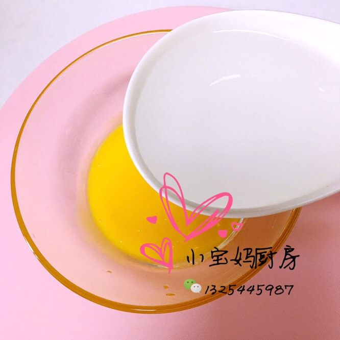 虾皮粉炖蛋,蛋黄加入温开水