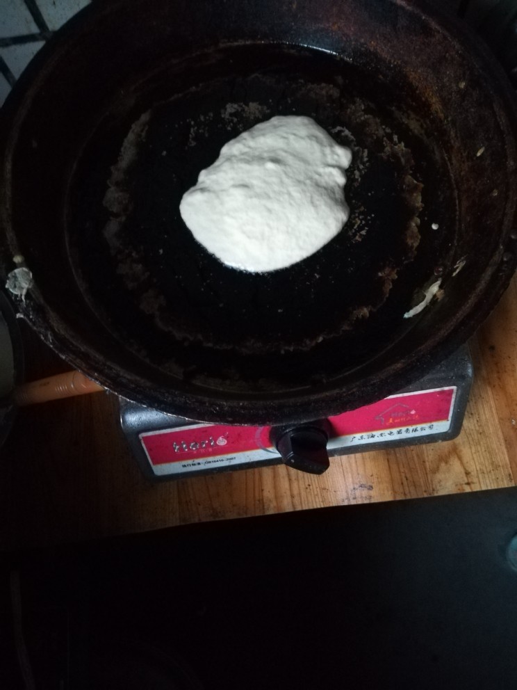 家常版小煎饼,开火,饼撑里刷油,一勺面糊,用刮板刮开,成薄饼