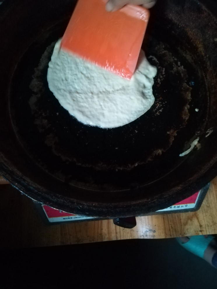 家常版小煎饼,这样,饼摊薄后,取适量蛋液,同样刮板摊开
