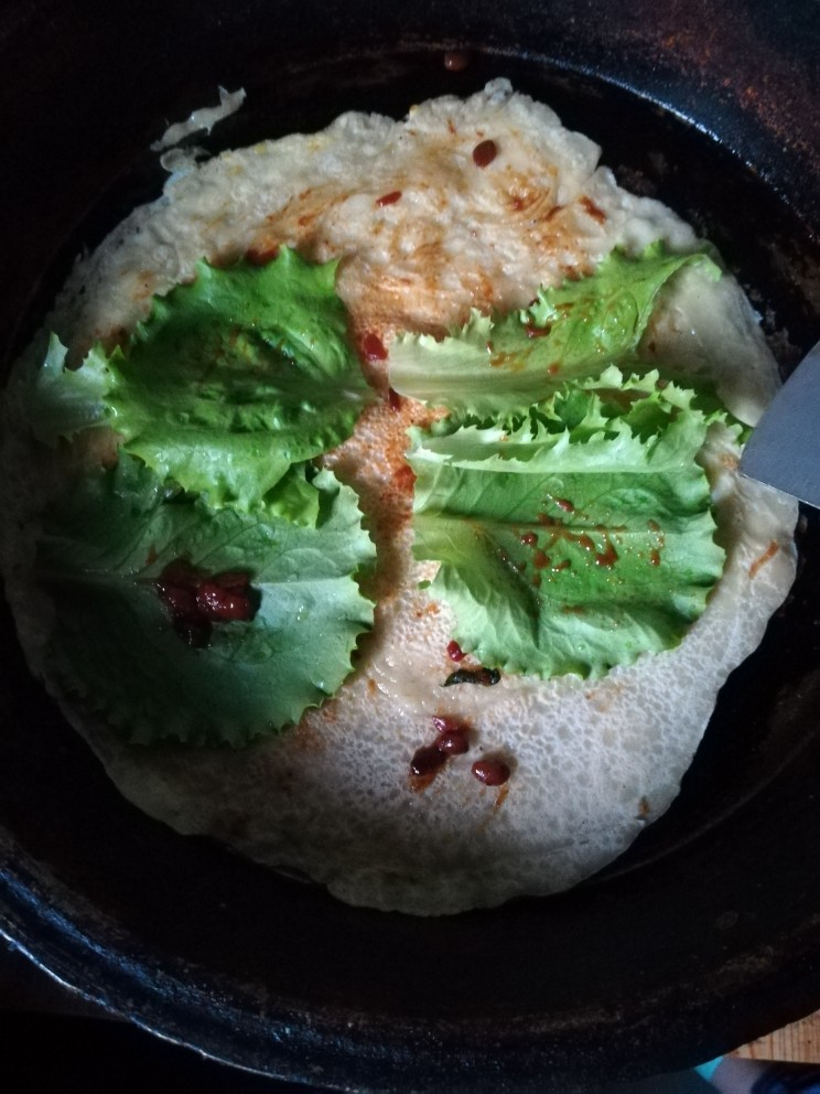 家常版小煎饼,生菜(这里可以放一切你喜欢的菜,也可以放培根,香肠,菜上刷少许酱)撒少许胡椒粉,或者孜然,