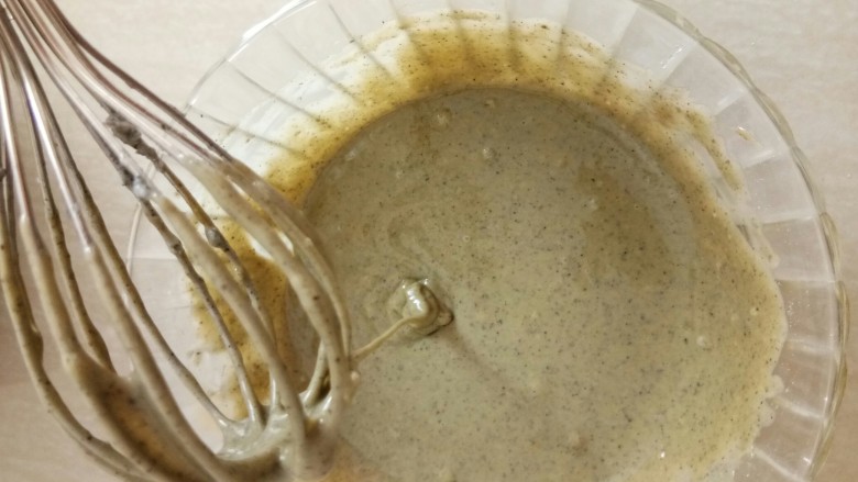 黑芝麻纸杯蛋糕,拌好的面糊没有疙瘩,非常浓稠。