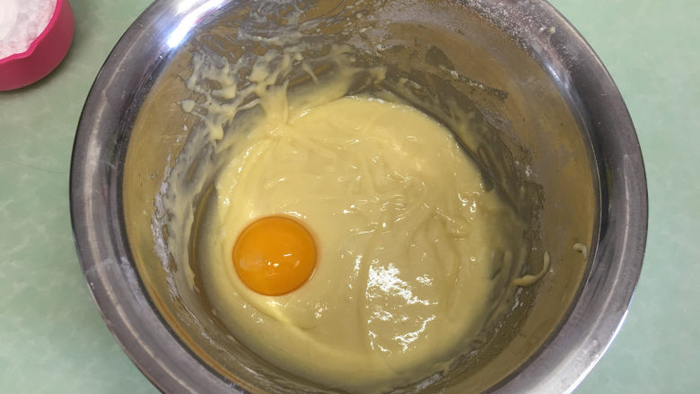 水果盒子蛋糕,分三次加入蛋黄,每次搅拌均匀加入第二个蛋黄。