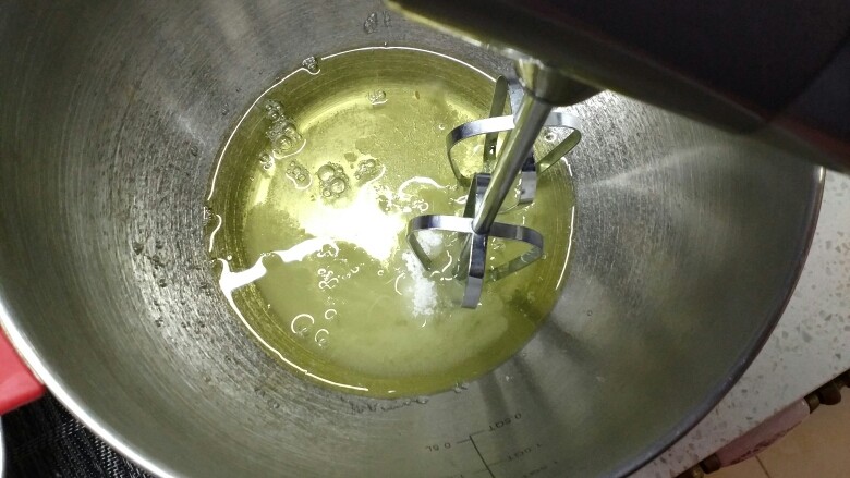 烘焙入门戚风蛋糕,蛋清加入三分之一的白糖,电动打蛋器垂直于盆底,高速打发。