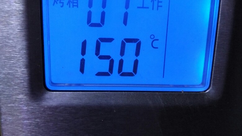 烘焙入门戚风蛋糕,把蛋糕放入烤箱,上下火150度烤制50分钟。最后十分钟的时候仔细观察蛋糕的状态,如果蛋糕颜色变的很深,可以在蛋糕上层盖一层锡纸,留出一定的高度。