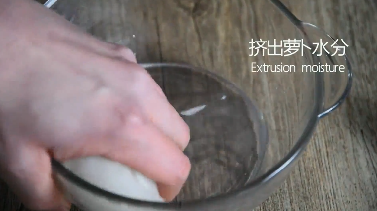这样做的萝卜美味可口,凉菜少不了它!,用力挤出萝卜的水分