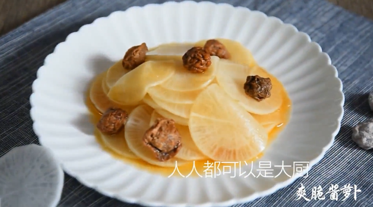 这样做的萝卜美味可口,凉菜少不了它!,再次搅拌均匀后盛出摆盘即可