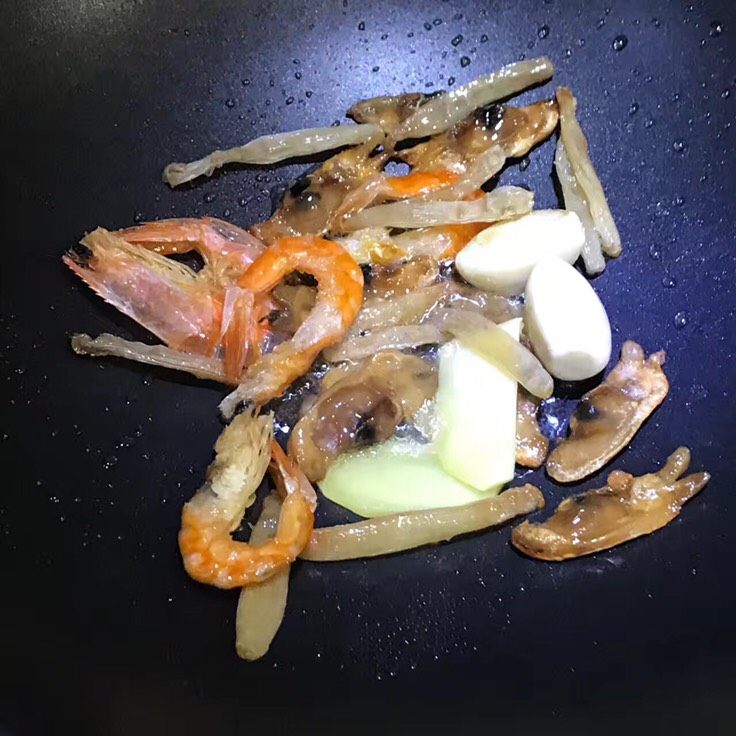 杂烩海鲜煲
,热锅热油放姜蒜,海鲜干货小火煸炒出香味放开水