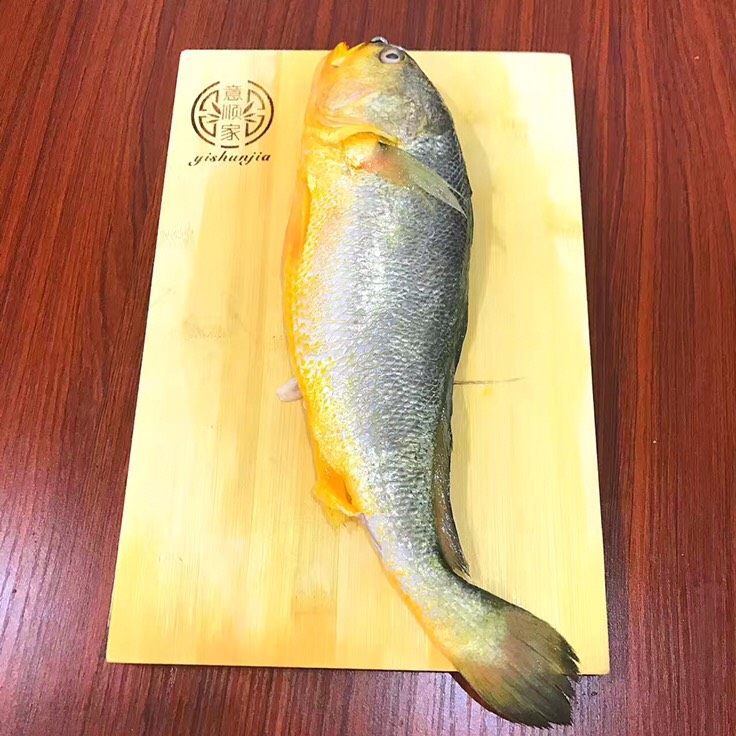 杂烩海鲜煲
,黄鱼去鳞去内脏 洗净备用