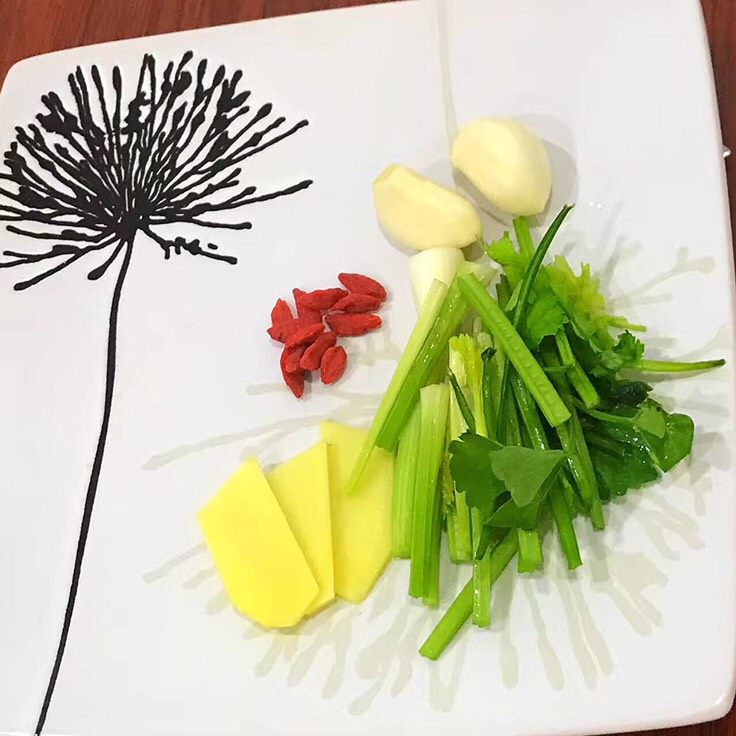 杂烩海鲜煲
,香芹 姜片 蒜粒 枸杞