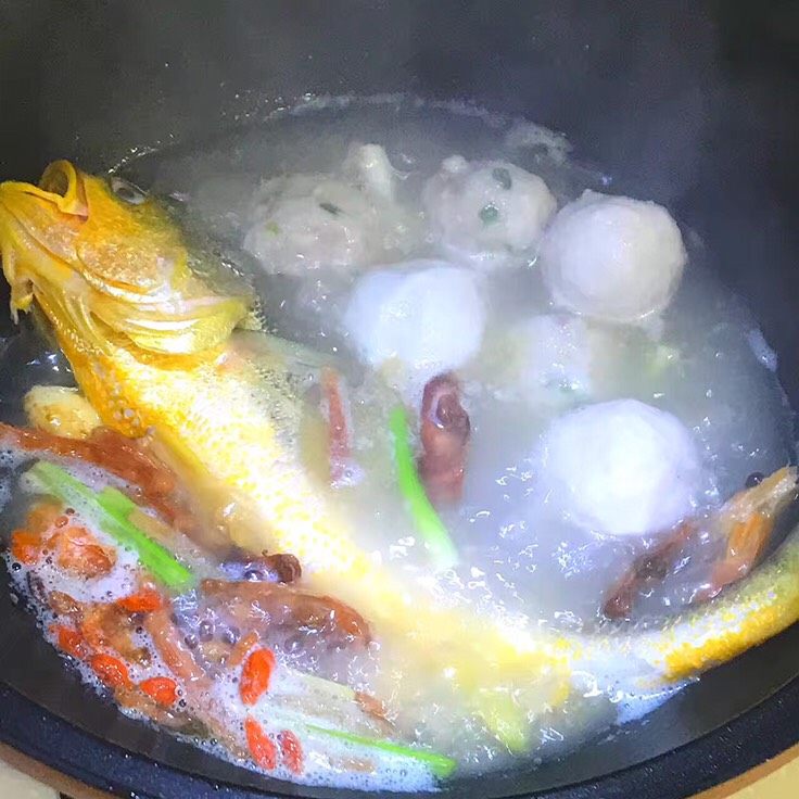 杂烩海鲜煲
,放入黄鱼 鳗鱼丸 炖煮十五分钟放香芹枸杞 调味出锅