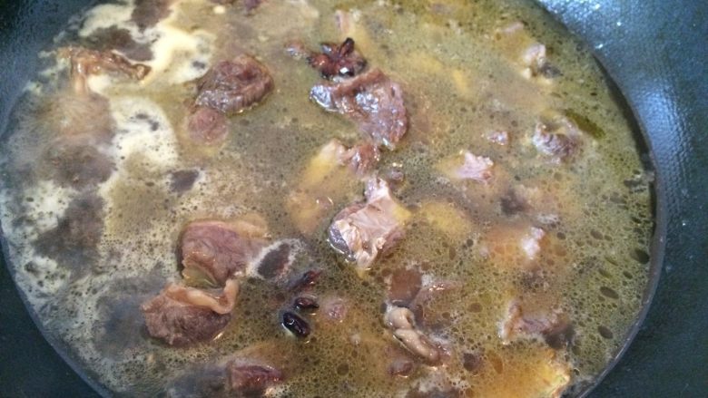 牛肉炖萝卜,加水与肉平,大火煮开后改小火,煮1小时左右。