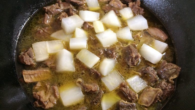 牛肉炖萝卜,筷子比较容易可以插入肉块时,放入备用的萝卜块,继续小火煮至萝卜软糯。