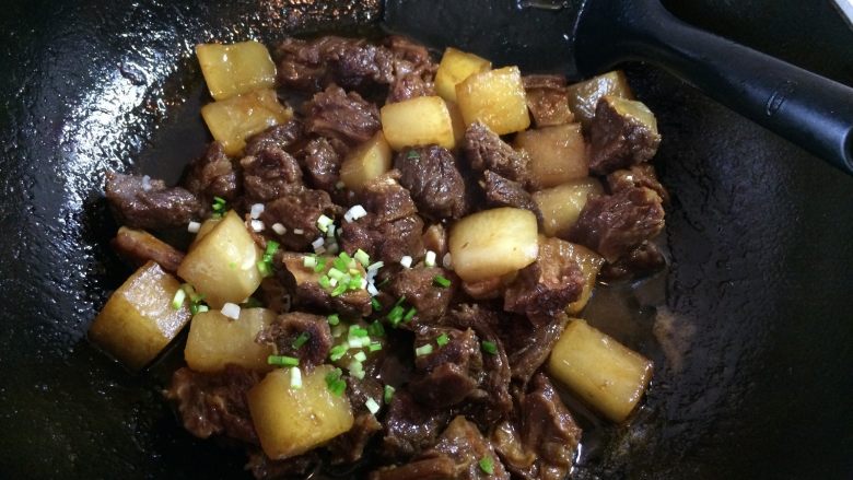 牛肉炖萝卜,挑去桂皮八角,撒入葱花。