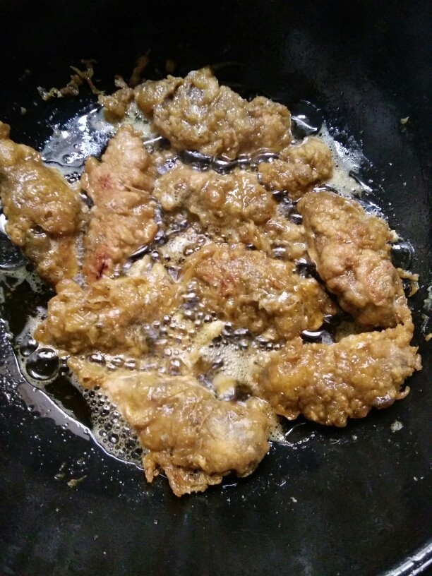 美味香脆鱼,把拌好的鱼又放在热油锅里小火慢慢炸,可以一边拌一边炸,直到炸得黄黄就可以起锅了。