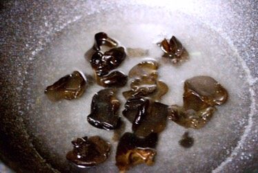 海蛎子拌蒜薹#人民的美食#,把木耳焯水捞出沥干备用……