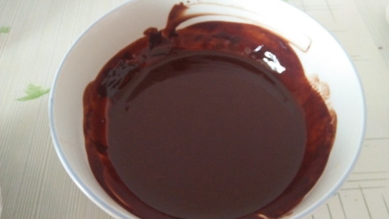巧克力熔岩蛋糕,隔热水融化成液态;烤箱220度预热;