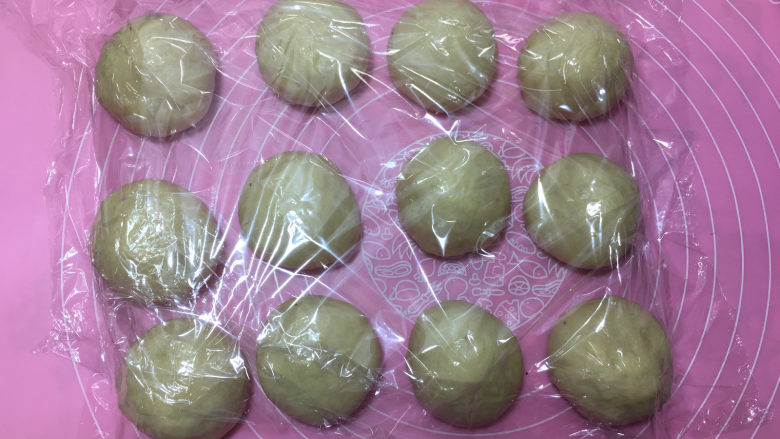 香蕉辫子吐司,将发酵好的面团取出进行排气,然后平均分割成16份,滚圆后盖保鲜膜醒发10分钟。