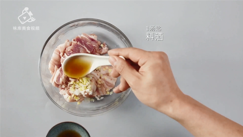 火锅店的酥肉吃不够?在家也能做的美味零食,1汤匙<a style='color:red;display:inline-block;' href='/shicai/ 718'>料酒</a>