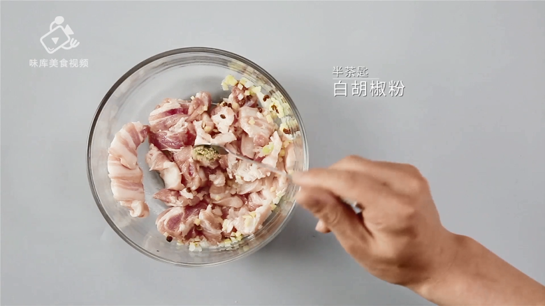火锅店的酥肉吃不够?在家也能做的美味零食,半茶匙<a style='color:red;display:inline-block;' href='/shicai/ 134296'>白胡椒粉</a>