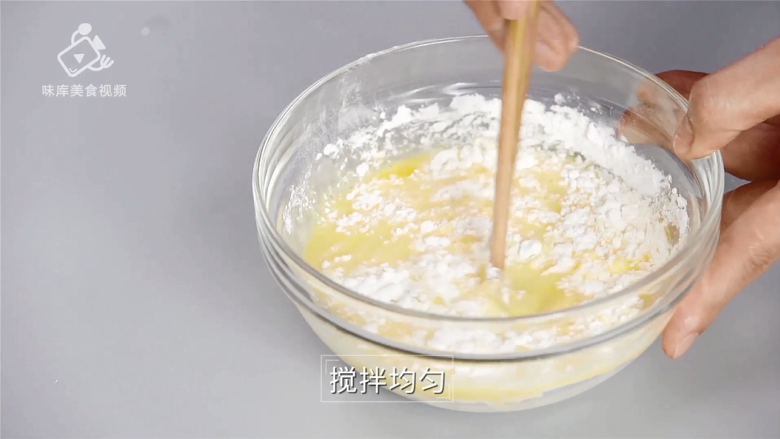 火锅店的酥肉吃不够?在家也能做的美味零食,搅拌均匀