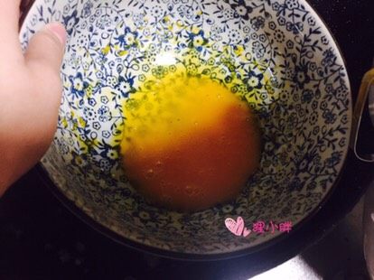 班尼迪克蛋,鸡蛋黄两个加入白醋,隔水用打蛋器打散