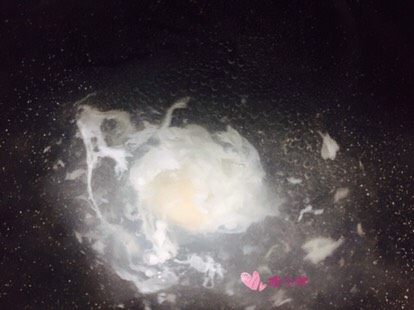班尼迪克蛋,把火关掉,把蛋倒进漩涡里,加入白醋能让鸡蛋迅速凝固。盖上锅盖,焖五分钟,溏心水波蛋就做好了,捞出来待用,一定小心点。别戳破了。。