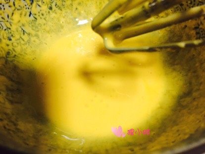班尼迪克蛋,打至蛋黄变的浓稠,液体膨大无粗泡状态